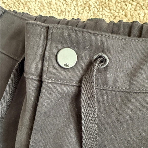 Alo Yoga Mid-Rise Scout Cargo Wide Leg Pant Black - Picture 9 of 14